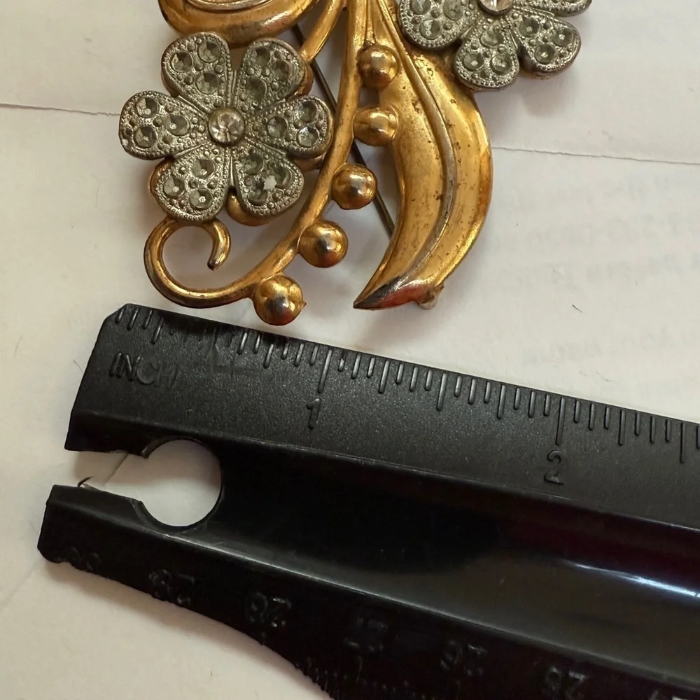 Unique Vintage features gold